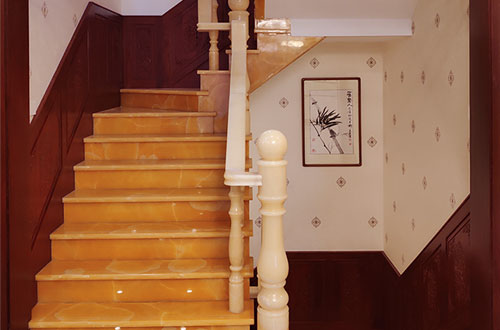 打安镇中式别墅室内汉白玉石楼梯的定制安装装饰效果